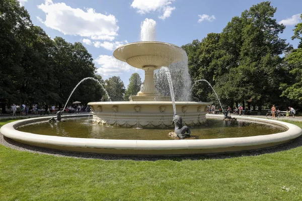 Great fountain in the Saxon Garden in Warsaw — Stock Photo, Image