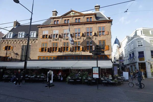 There is a building with a brick facade — Stock Photo, Image