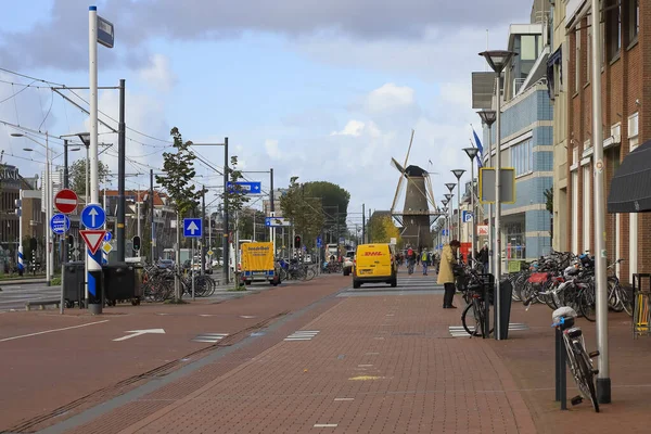 Esta é a vida urbana como se vê em Delft — Fotografia de Stock