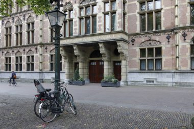 Binanın dekoratif kapısı.