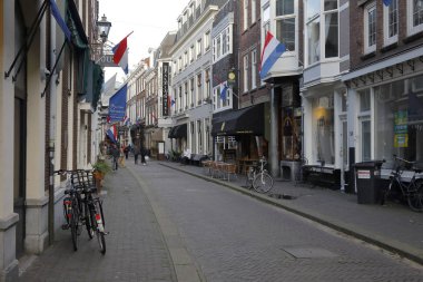 Dar kaldırımlı dar sokaklar