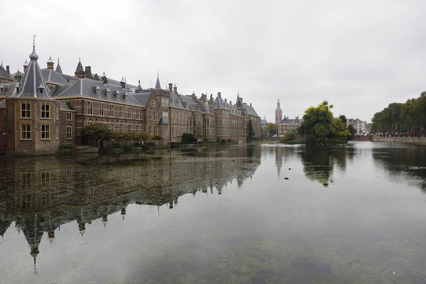 Edificios reflejados en el agua —  Fotos de Stock