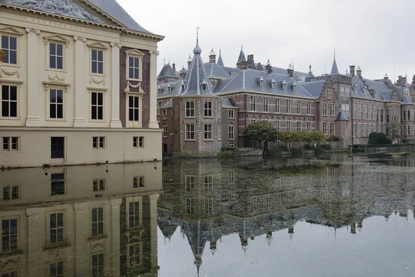 Mauritshuis y los edificios del Parlamento holandés cerca — Foto de Stock