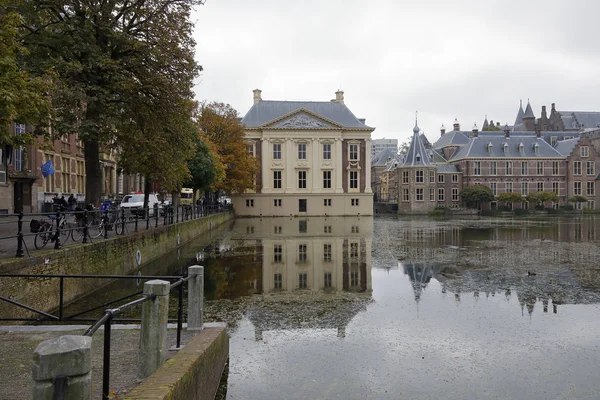 Lago Hofvijver y edificio histórico cercano —  Fotos de Stock