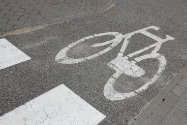 Yolda işaretlenmiş bisiklet sembolü