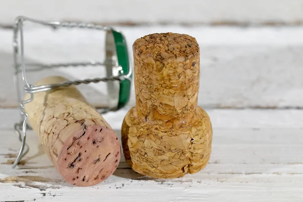 Cork stoppers from a sparkling wine and a red wine — Stock Photo, Image