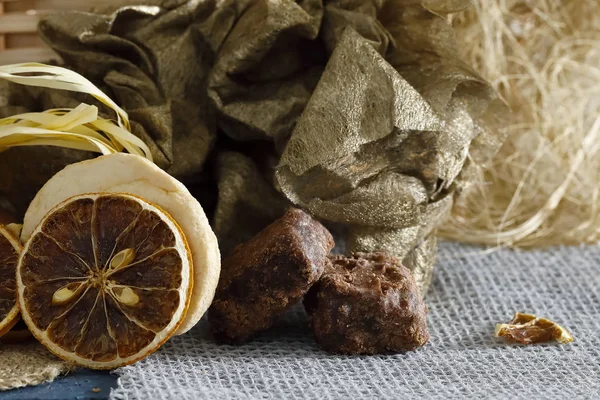 Zwei Lebkuchen und Scheiben Trockenfrüchte — Stockfoto