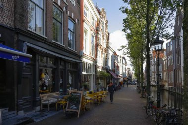 Kasaba evlerinin gölgesinde açık bir kafede. 