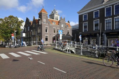 Güneşli bir günde Delft şehrinin manzarası