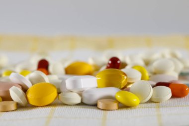 Bir peçetede bir sürü renkli hap