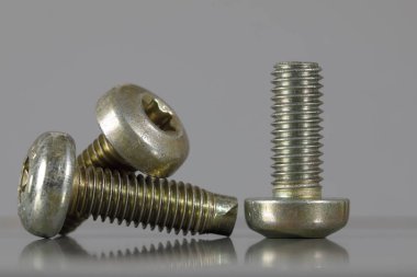 Gri arkaplana karşı özel amaçlı vidalar