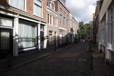 Dar şehir caddesi boyunca tuğla binalar