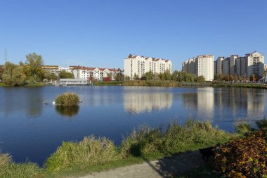 Goclaw Konutları 'nın ortasında büyük bir göl