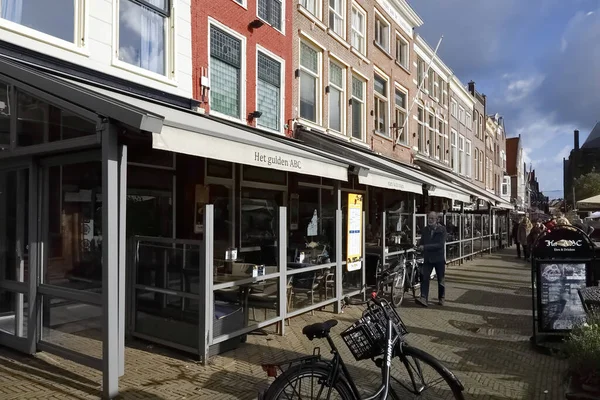 Una fila de edificios en Delft — Foto de Stock