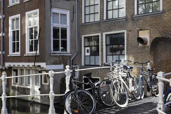 Bikes parked on a small stone bridge — Stock Photo, Image