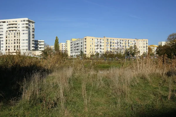 Víceúčelové budovy za veřejnými parky — Stock fotografie