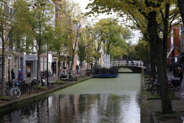 Geniş kanal kasabada.