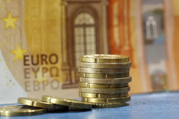 Hay monedas y hay un billete — Foto de Stock