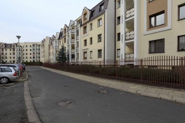 Varşova, Polonya - 22 Şubat 2020: Cadde boyunca birçok aile için konut binaları vardır. Goclaw olarak bilinen büyük bir konutun bir parçasıdır..