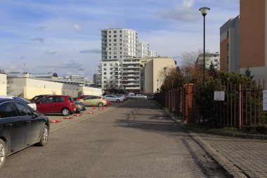 Varşova, Polonya - 01 Mart 2020: Konut binaları dar bir caddenin sonuna yerleştirilmiş gibi görünüyor. Burası Goclaw olarak bilinen büyük bir konutun bir parçası..