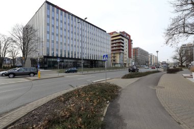 Varşova, Polonya - 19 Şubat 2020: Mokotow bölgesinde faaliyet gösteren modern bina Sluzewiec adı verilen bir iş alanının bir parçası.
