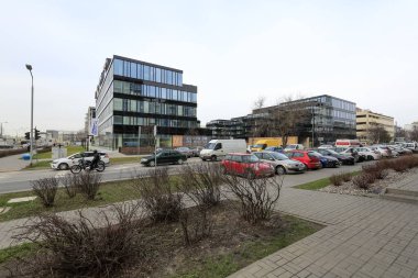 Varşova, Polonya - 19 Şubat 2020: Mokotow bölgesinde Sluzewiec adı verilen bir iş alanında modern bir ofis binası bulunmaktadır..