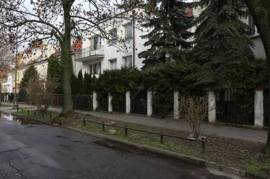 Varşova, Polonya - 26 Şubat 2020: Saska Kepa 'da sokak kenarındaki evler. Birçok binanın mimari anıt olduğu bir yerleşim alanının manzarası..