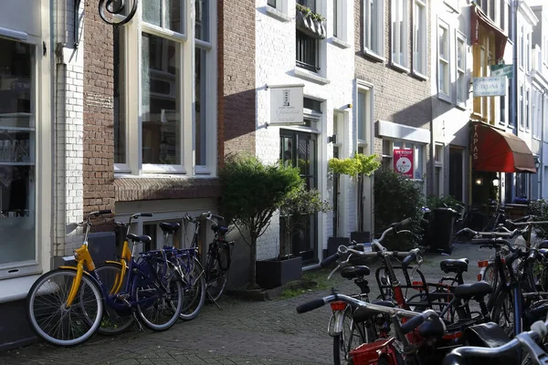 Haag Nizozemí Října 2019 Úzká Ulice Tradiční Stavby Mnoho Kol — Stock fotografie