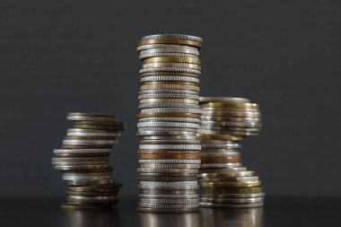 Para imajı, bu durumda madeni piyasalardaki dalgalanmaları ifade eder..