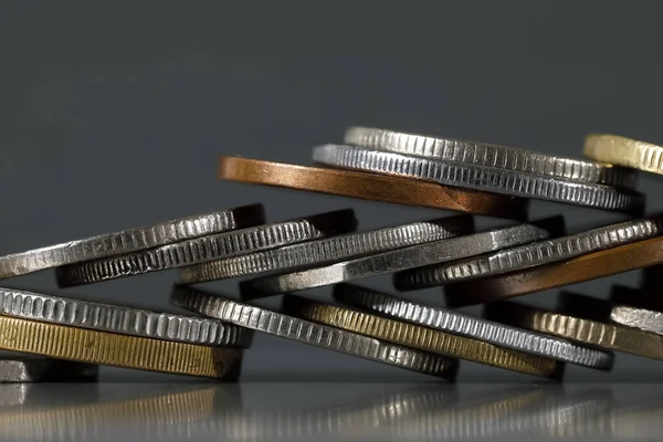 Різні Монети Розташовані Сірому Фоні — стокове фото