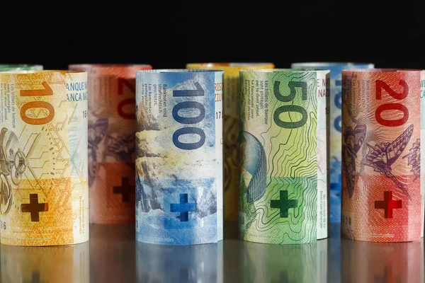 Birkaç Rulo Sviçre Parası Ekonomiyi Sunma Fikri Konsepti — Stok fotoğraf