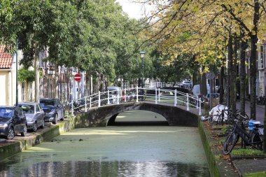 Delft, Hollanda - 10 Ekim 2019: İç sulara geçiş sağlayan köprülerden biri. Köprü boyunca beyaz korkuluklar var..