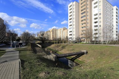 Varşova, Polonya - 01 Mart 2020: Goclaw adında büyük bir konutun sadece bir parçası olan çeşitli konut binaları.