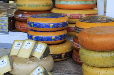 Delft, Hollanda - 10 Ekim 2019: vitrin. Şehir pazarında çeşitli peynirlerin satıldığı bir tezgah.. 