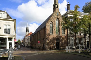 Delft, Hollanda - 10 Ekim 2019 Gotik tarzı tuğla bina Saint Hippolytus Şapeli. Burası şehirdeki en eski binalardan biri..