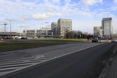 Varşova, Polonya - 01 Mart 2020: Goclaw konutlarındaki modern, çoklu aile konutları biraz daha uzakta görünüyor.
