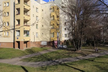 Varşova, Polonya - 01 Mart 2020: çok aileli bir binanın cephesi. Bu bina Goclaw konutunda yer almaktadır..