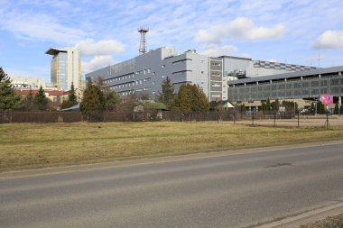 Varşova, Polonya - 01 Mart 2020: Uzaktaki Goclaw konutlarında bulunan Alışveriş Merkezi.