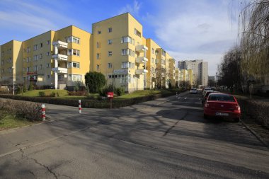 Varşova, Polonya - 01 Mart 2020: Binalar ve yollar biraz uzaktan görülebilir. Burası Goclaw konutlarının manzarası..