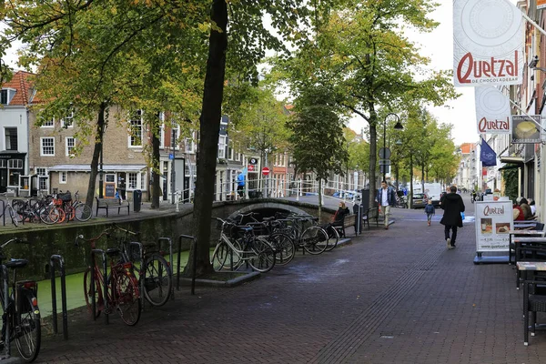 Delft Holanda Outubro 2019 Uma Rua Estreita Leva Longo Uma — Fotografia de Stock