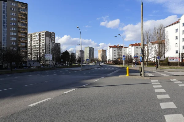 Βαρσοβία Πολωνία Μαρτίου 2020 Ένας Δρόμος Και Πολλά Κτίρια Κατοικιών — Φωτογραφία Αρχείου