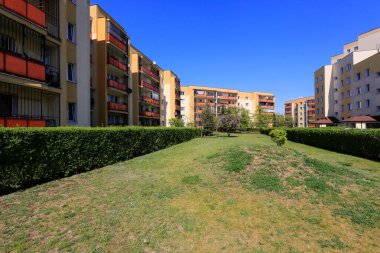 Varşova, Polonya - 27 Nisan 2020: çok aile binaları ve yakınlarda büyük bir çim. Bu binalar Goclaw konutlarında bulunmaktadır..