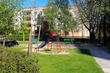 Varşova, Polonya - 27 Nisan 2020: Goclaw bölgesi. Açık hava oyun alanı ekipmanları kullanılmaz hale getirildi ve salgın sırasında koronavirüsün yayılmasını sınırlamak için siyah folyoyla kaplandı.. 