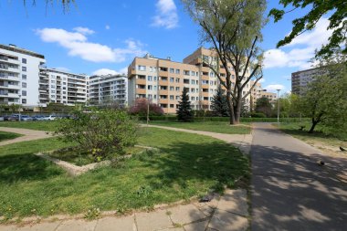 Varşova, Polonya - 30 Nisan 2020: boş yaya kaldırımları. Çoklu aile konutları ve yemyeşil bitki örtüsü Goclaw adında yerel bir konutun özellikleridir..