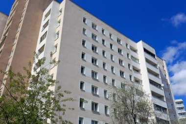 Varşova, Polonya - 30 Nisan 2020: Büyük bir çoklu aile binasının cephesi. Bu bina yerel olarak Goclaw olarak bilinen bir konutun bir parçası.