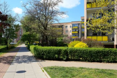Varşova, Polonya - 30 Nisan 2020: boş uzun düz bir kaldırım. Çoklu aile konutları ve yemyeşil bitki örtüsü Goclaw adında yerel bir konutun özellikleridir..
