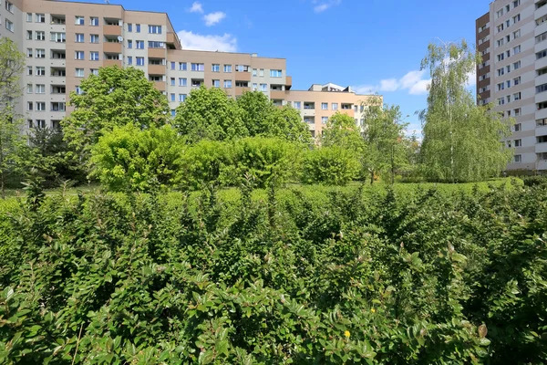 Varsovia Polonia Abril 2020 Casas Multifamiliares Arbustos Árboles Edificios Residenciales — Foto de Stock