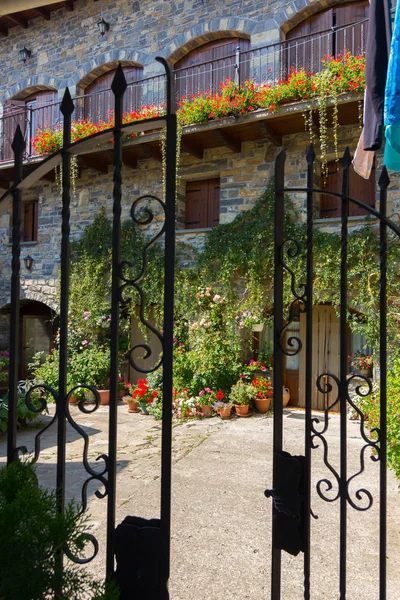 Häuser von Hochgebirgsdörfern in den Pyrenäen von huesca, spai — Stockfoto