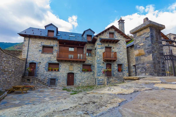 Casas de aldeas de alta montaña en los pirineos de huesca, spai — Foto de Stock