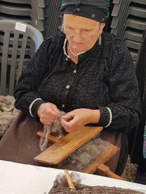 Ainsa 10 Eylül 2017: Spinner ile geleneksel Pyrenees costu